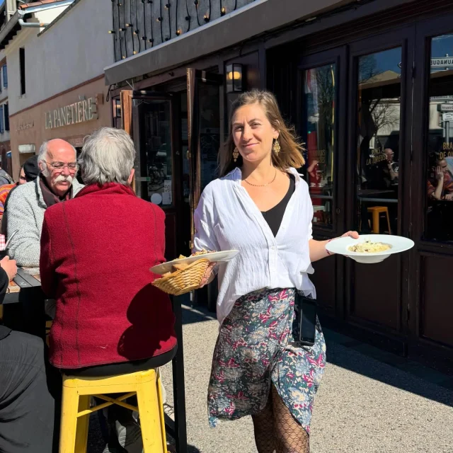 Le soleil est de retour ☀️

En attendant l’ouverture de notre jardin, on vous accueille en terrasse pour profiter des beaux jours comme il se doit 🍹

Un verre, une assiette, du soleil… et l’ambiance Ginette ✨

#CafeGinette #TerrasseTime #ApéroTime #ToulouseMaville #ToulouseFood